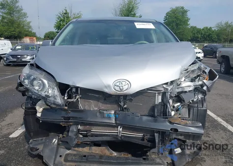 2014 Toyota Sienna Le V6 8 Passenger z USA, uszkodzony, nr VIN 5TDKK3DC7ES454114